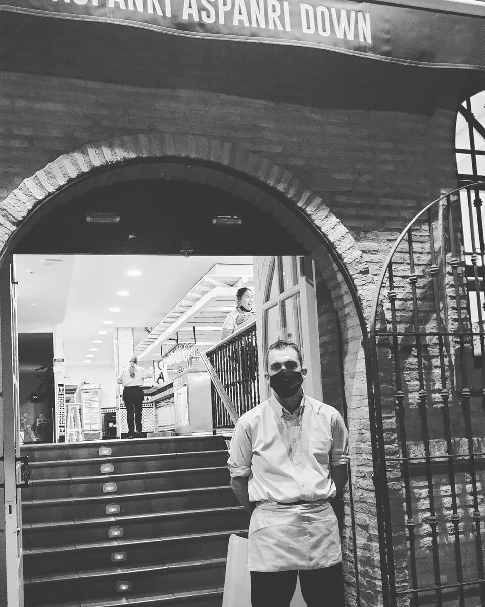 Camarero en la puerta