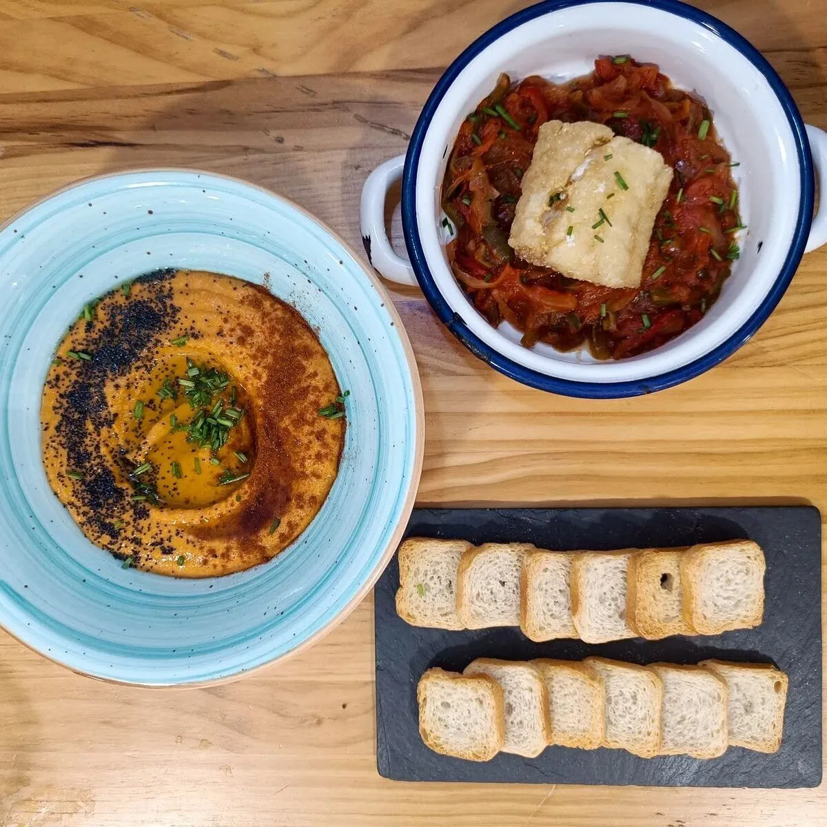 Salmorejo y bacalao